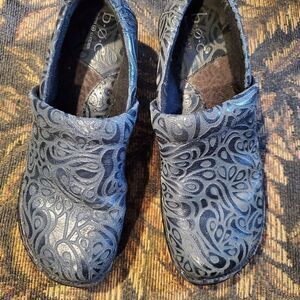 Women's BOC Gray Damask Clogs- Size 8/39 EU